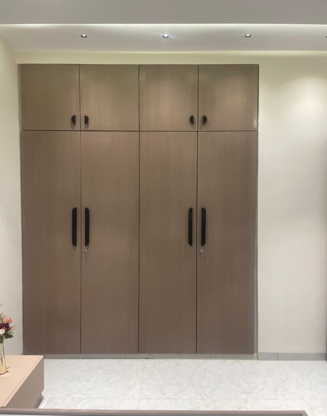 Full-height wardrobe in walnut